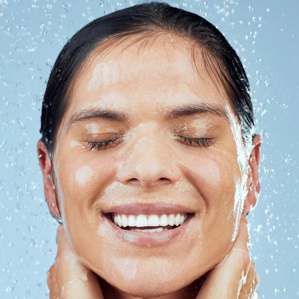 新鮮なのが一番だ 青の背景を背景にシャワーを浴びて魅力的な若い女性のスタジオショット — ストック写真