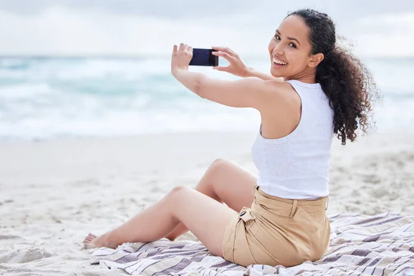 Должен Запечатлеть Момент Молодая Женщина Фотографируется Пляже — стоковое фото
