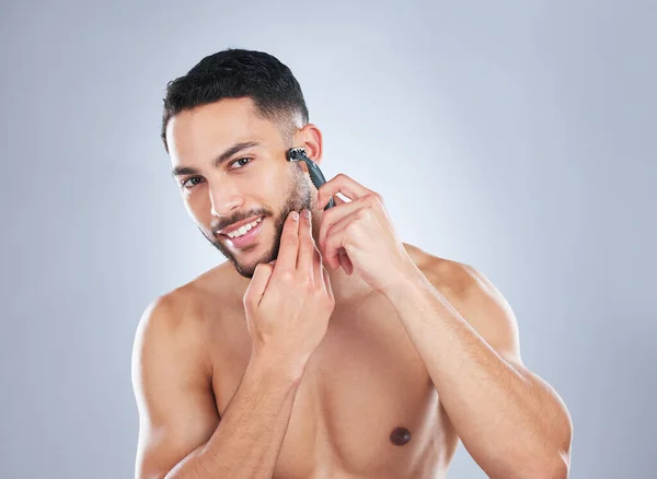 Navaja Que Afeita Mucho Tiempo Estudio Joven Guapo Afeitándose Sobre —  Fotos de Stock