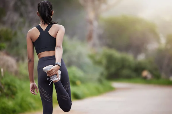목표를 준비를 야외에서 운동을 하다가 여자가 다리를 이보이지 않는다 — 스톡 사진