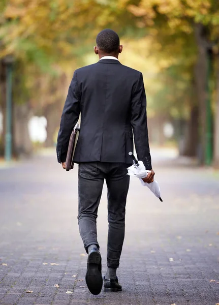 Έτοιμος Για Δουλειά Στιγμιότυπο Ενός Αγνώριστου Επιχειρηματία Που Περπατάει Ένα — Φωτογραφία Αρχείου