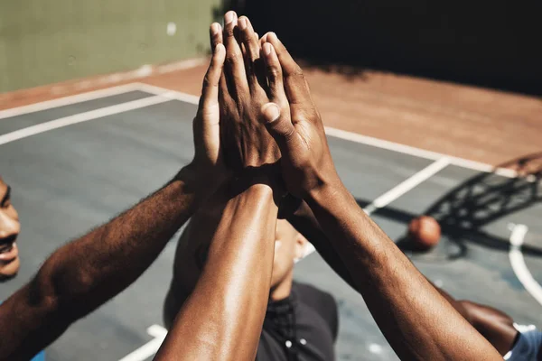 Przyjaciele Sportu Mężczyźni Lub Przybij Piątkę Boisku Koszykówki Udanej Grze — Zdjęcie stockowe