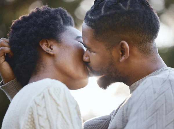 Fica Comigo Para Sempre Jovem Casal Beijando Durante Uma Viagem — Fotografia de Stock