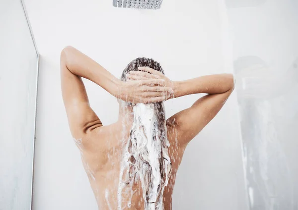 Warunek Tych Długich Warkoczy Kobieta Myjąca Włosy Pod Prysznicem — Zdjęcie stockowe