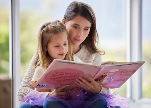 Hora Historia Una Joven Madre Leyendo Libro Con Hija Casa — Foto de Stock