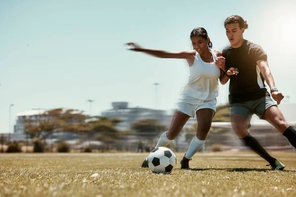 Spor Arkadaşlar Futbol Bir Futbol Sahasında Oynayan Erkek Kadınla Spor — Stok fotoğraf