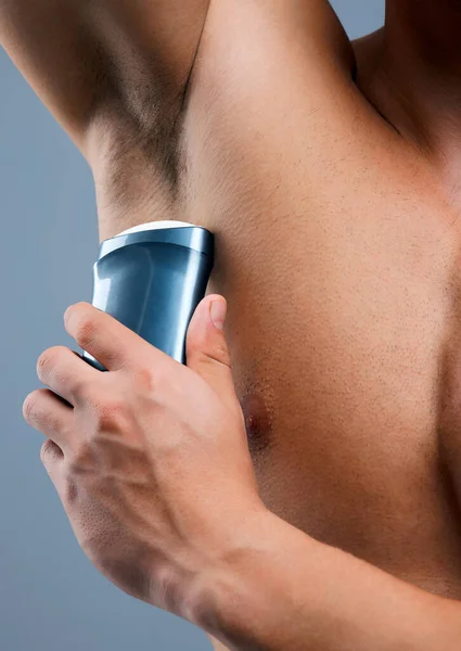 Applicazione Più Liscia Studio Foto Uomo Irriconoscibile Che Applica Deodorante — Foto Stock