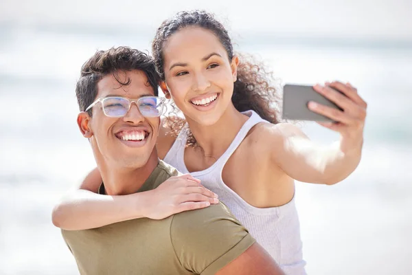 Copriro Sempre Spalle Una Giovane Coppia Che Selfie Spiaggia — Foto Stock