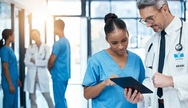 Médecin Étudiant Formation Hôpital Sur Tablette Avec Les Conseils Sagesse — Photo