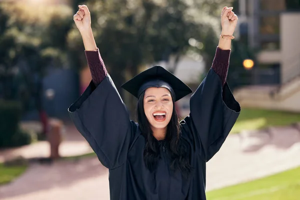 あなたの夢を追求する勇気を持ってください 卒業式を祝う魅力的な若い女性学生のトリミングされた肖像画 — ストック写真