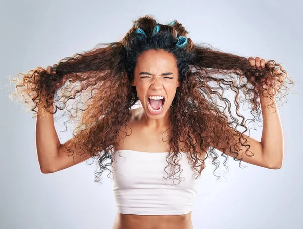 Nada Pior Que Mau Dia Cabelo Uma Jovem Atraente Lutando — Fotografia de Stock