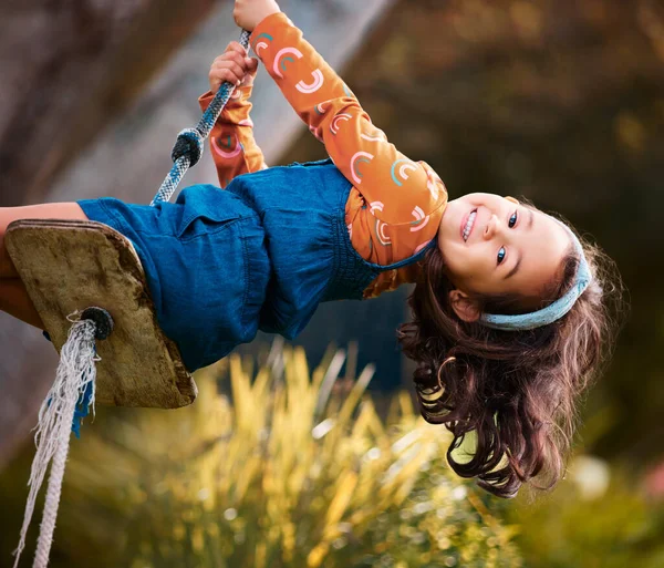 今日の幸せを選べ 公園で揺れる少女 — ストック写真