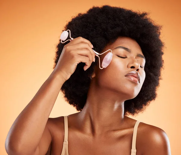 Beleza Afro Mulher Negra Com Rolo Derma Cuidados Pele Para — Fotografia de Stock