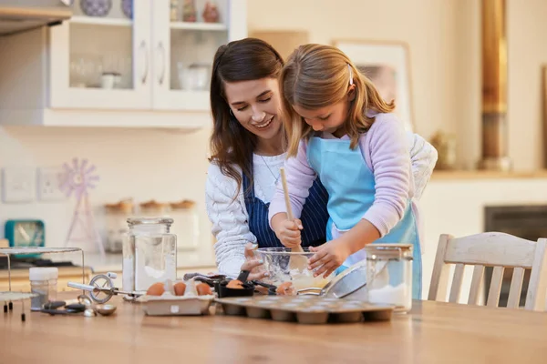 无论何时你想烘焙 我都会帮你 一个帮助女儿搅拌一碗糕点的年轻女人 — 图库照片