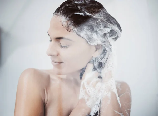 Schoon Voelen Mooi Fris Een Vrouw Wassen Haar Haar Douche — Stockfoto