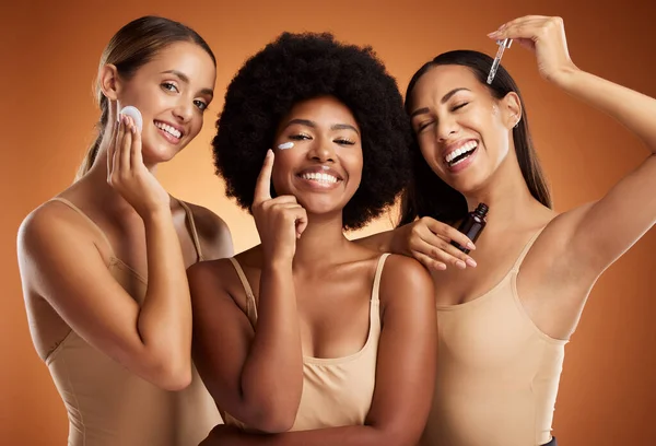 Skincare Beleza Mulheres Com Produto Para Rosto Contra Fundo Estúdio — Fotografia de Stock