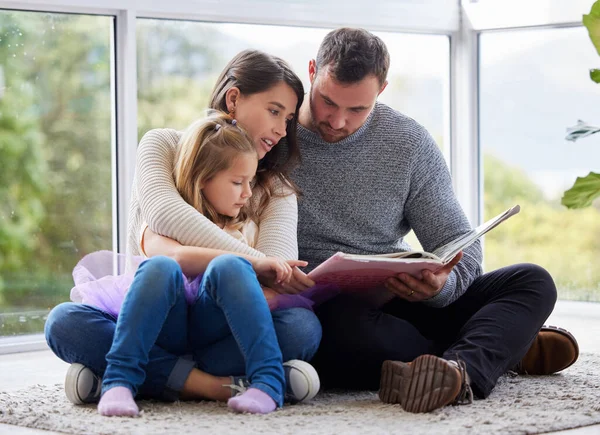 Rozwiń Swój Umysł Pewną Wiedzą Młoda Rodzina Czytająca Książkę Domu — Zdjęcie stockowe