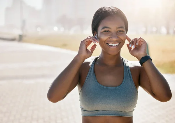幸せな黒人女性 都市のランニングやフィットネス 運動やスポーツのトレーニングの肖像公園での朝の霧の屋外で マラソンランナーはエネルギー ワークアウト ウェルネスのモチベーションのために音楽を聴く — ストック写真