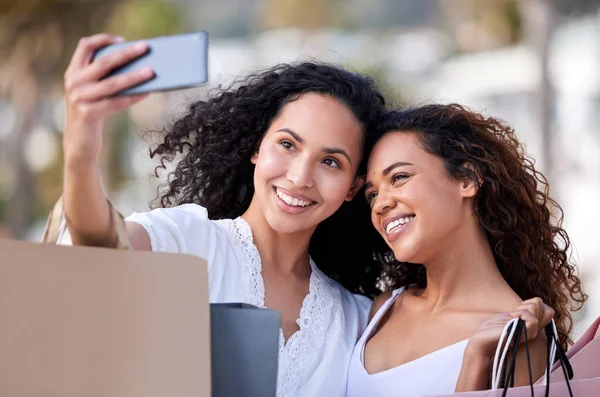 Recuerdos Nuestro Viaje Centro Comercial Dos Mujeres Jóvenes Tomando Selfies — Foto de Stock