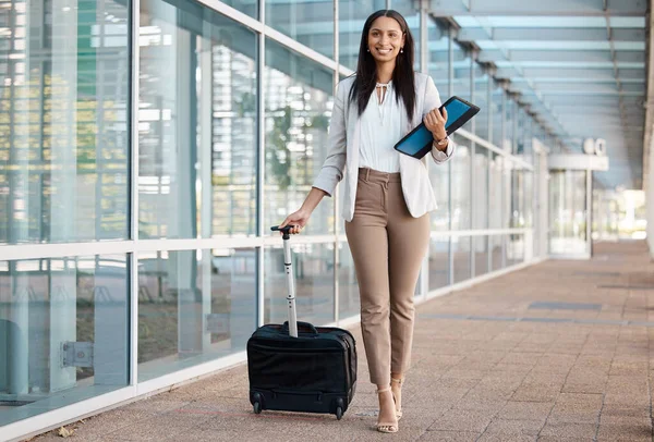 Kadınıyla Seyahat Havaalanı Bavul Küresel Yönetim Şirket Seyahati Için Yürüyüş — Stok fotoğraf