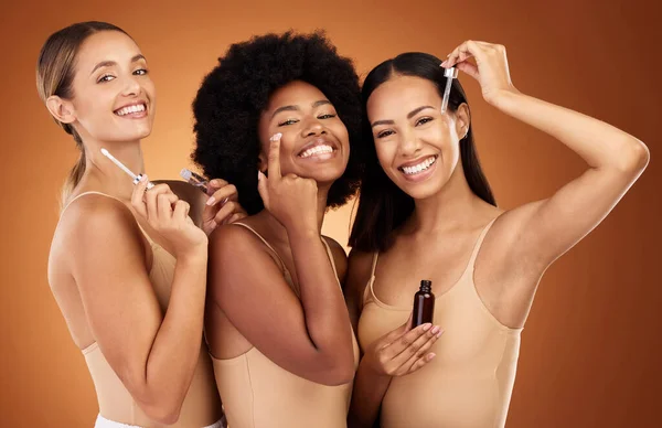 Çeşitlilik Kadınlar Makyaj Losyonu Ile Kozmetik Doğal Güzellik Kahverengi Stüdyo — Stok fotoğraf