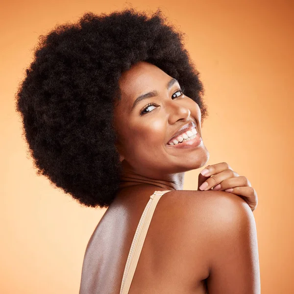 Huidverzorging Cosmetica Zwarte Vrouw Met Glimlach Gelukkig Zelfverzekerd Bruin Studio — Stockfoto