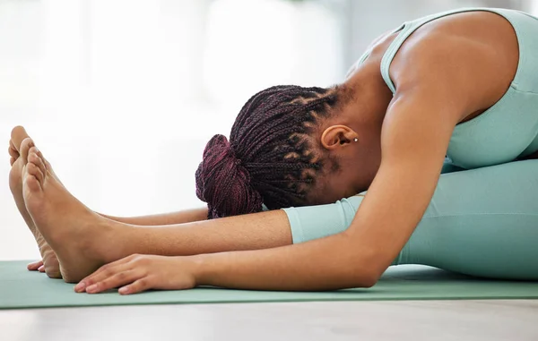 Étire Mes Jambières Une Femme Méconnaissable Pratiquant Yoga Seule Tenant — Photo