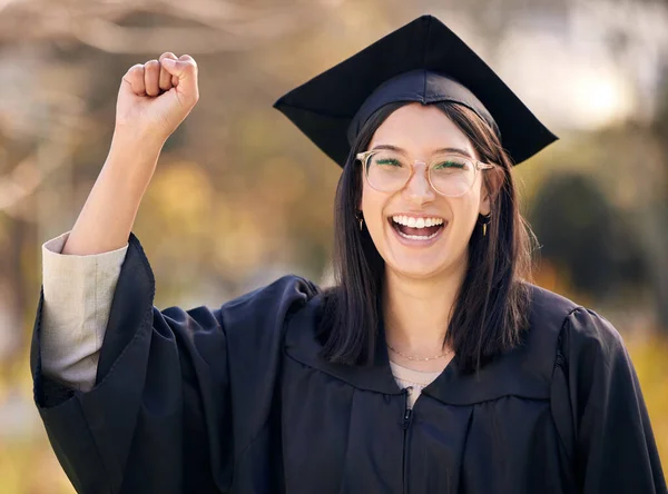 Most Menj Negyedikre Hódíts Egy Fiatal Éljenzett Diplomaosztó Napján — Stock Fotó
