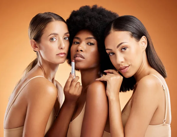 Lippenstift Make Und Schönheitsprodukte Für Frauen Vor Orangefarbenem Studiohintergrund Gesichtsporträt — Stockfoto