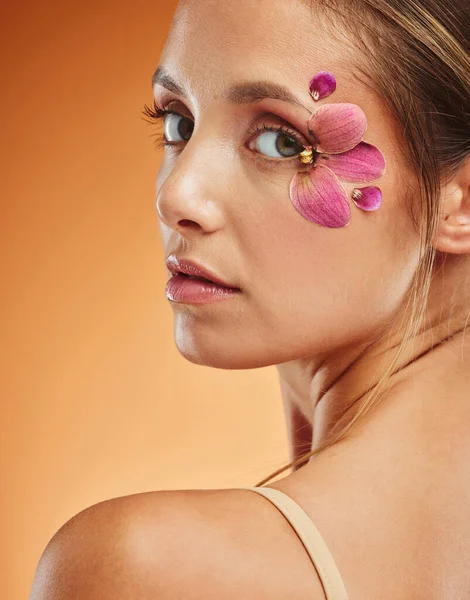 Modelo Ojo Flores Con Maquillaje Retrato Estudio Para Moda Cosmética —  Fotos de Stock