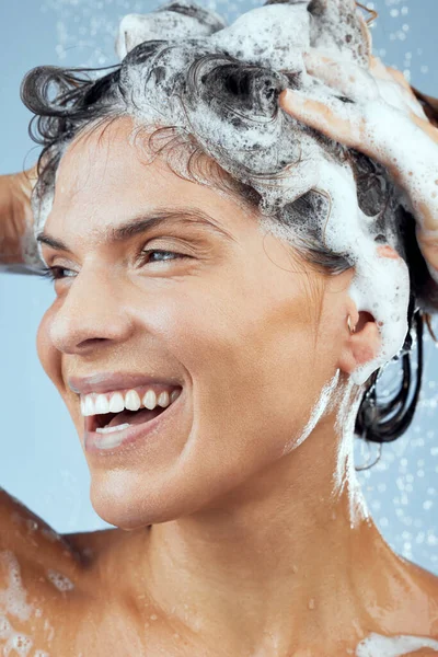 Lávate Cabello Con Suficiente Regularidad Para Mantenerlo Limpio Agradable Estudio —  Fotos de Stock