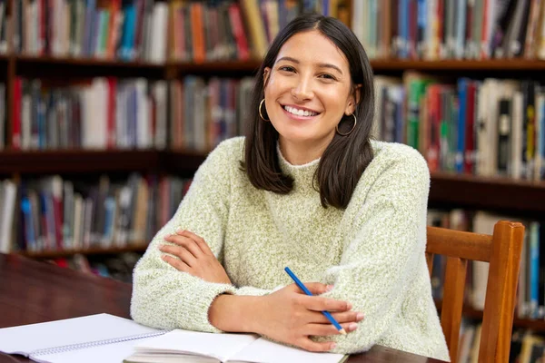 Niente Biblioteche Niente Progressi Una Giovane Donna Che Studia Una — Foto Stock