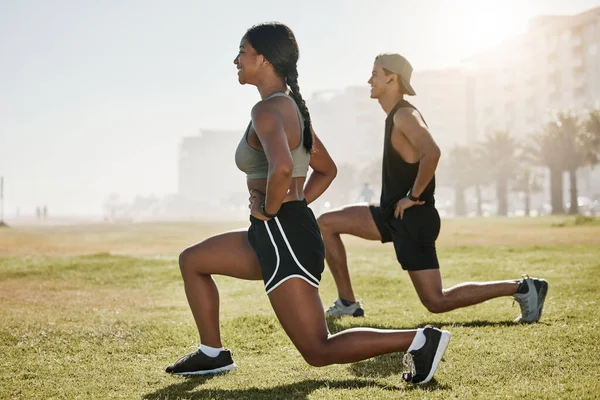 城市的健身夫妇 户外运动和草地训练锻炼 快乐的女人 健康的男人和朋友们在健康 夏日的挑战和激励中伸展着腿 — 图库照片