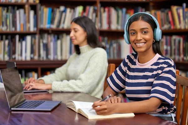 Bibliotecario Addestrato Potente Motore Ricerca Due Studenti Che Studiano Una — Foto Stock