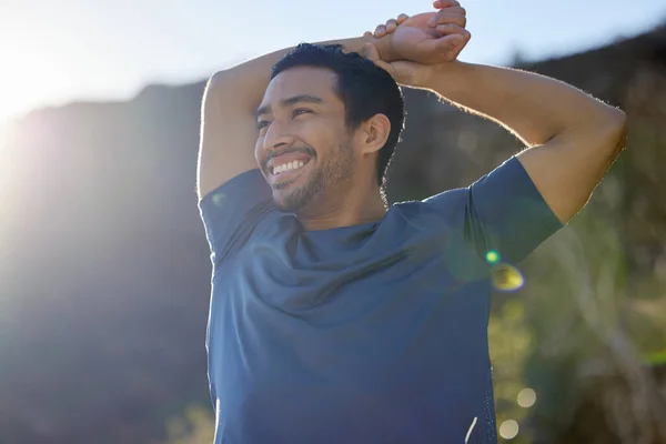 Estoy Lista Para Entrenar Joven Guapo Parado Solo Estirándose Durante — Foto de Stock