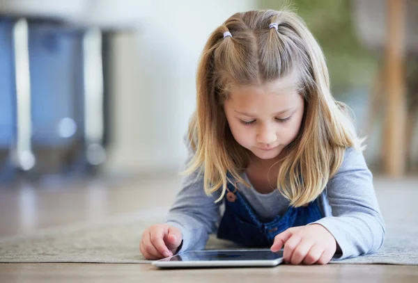 Cosi Tanto Guardare Qui Una Bambina Che Usa Tablet Digitale — Foto Stock