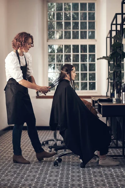 Sie Hilft Mir Meine Haare Vollständig Pflegen Ein Kleines Mädchen — Stockfoto