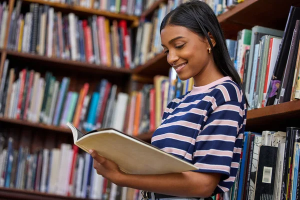 Vuoi Che Armi Fossero Una Biblioteca Una Giovane Donna Che — Foto Stock