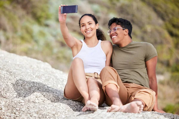 Weve Une Bonne Chose Jeune Couple Prenant Selfie Plage — Photo