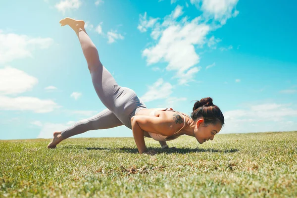 精力和女人在自然界中为禅修 健身和锻炼而做瑜伽 普拉提 健康与运动女子跳板 训练与练习姿势 力量与平衡手倒立 — 图库照片