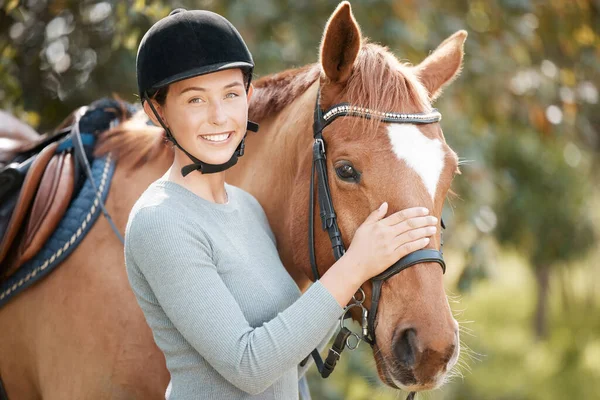 Paarden Geven Onze Jongeren Vertrouwen Eigenwaarde Een Aantrekkelijke Jonge Vrouw — Stockfoto