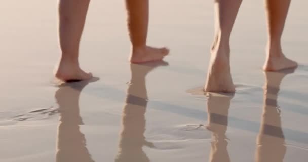 Paio Piedi Passeggiate Passi Sabbia Sulla Spiaggia Durante Vacanze Estive — Video Stock