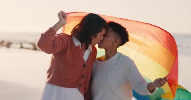 Lesbiennes Femmes Baiser Plage Les Gens Aiment Avec Gay Pride — Video