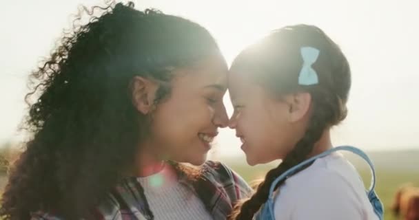 夏の間 アルゼンチンの母の日の農場で休暇中のキス 農業の分野で休暇中にお母さんからの愛 愛情と抱擁で遊び心 笑顔と幸せな子供 — ストック動画