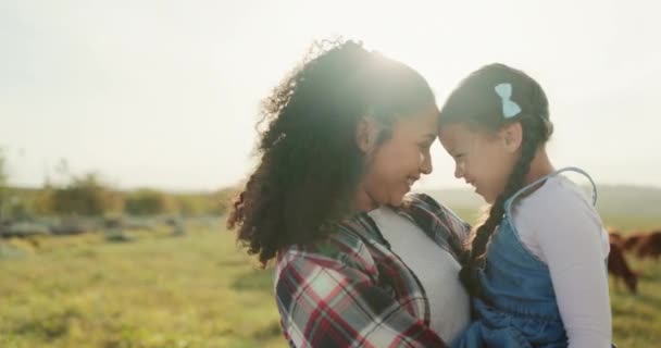 Kärlek Kor Och Kvinna Som Håller Barn Med Leende Fält — Stockvideo