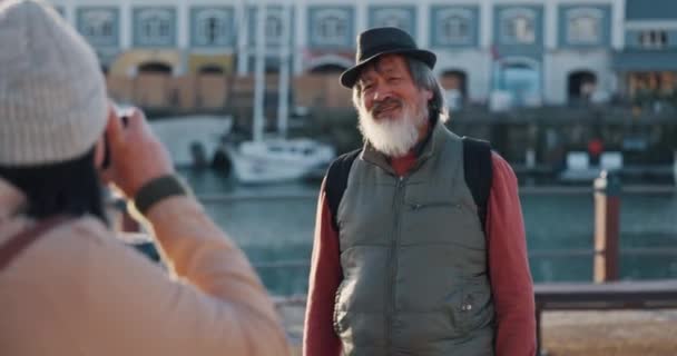 Hombre Anciano Foto Como Turista Posan Muelle Por Mar Edificio — Vídeo de stock