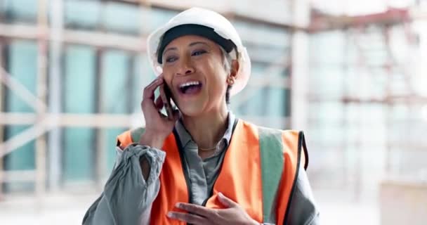 Chamada Telefônica Gerente Engenharia Trabalhadora Feliz Falando Smartphone Canteiro Obras — Vídeo de Stock