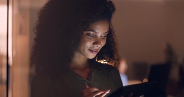 Office Night Happy Black Woman Tablet Her Job Dark Smiling — Stock Video
