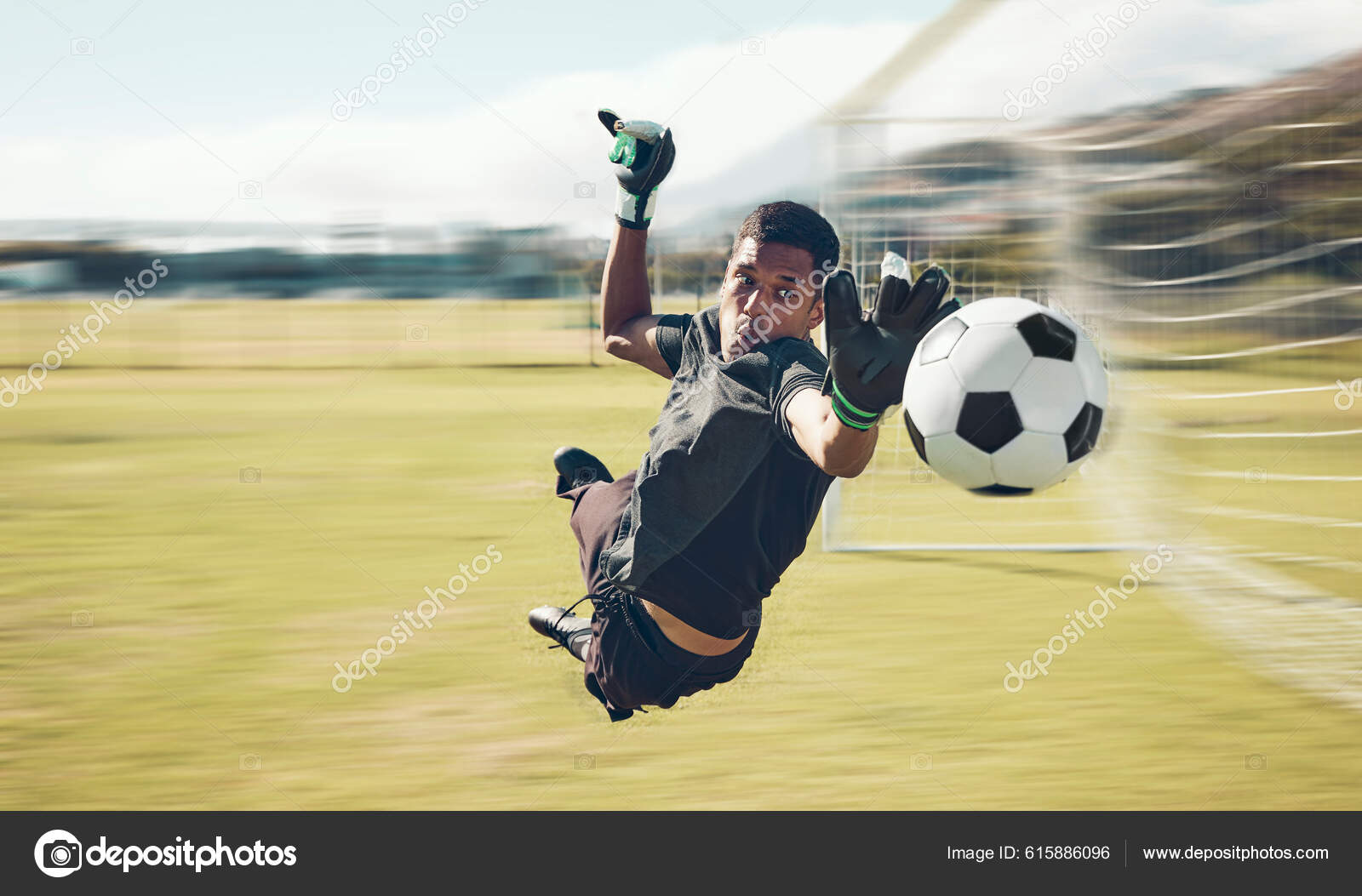Futebol, jogo de futebol. Um jogador atirando no gol realizando um