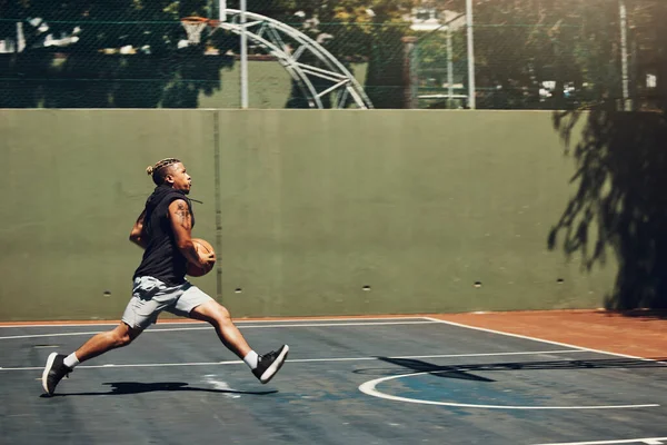 Homem Negro Jovem Treinamento Basquete Fitness Livre Correndo Quadra Exercício — Fotografia de Stock